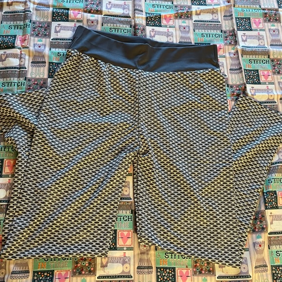 Viral TikTok Leggings! 3 pairs total available. 1 gray, 2 Black, All size 3XL - Picture 1 of 6